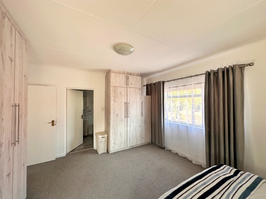 5 Bedroom Property for Sale in Fraaiuitsig Western Cape